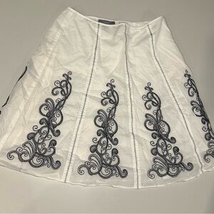 Ann Taylor Embroidered White Skirt size 4 petite